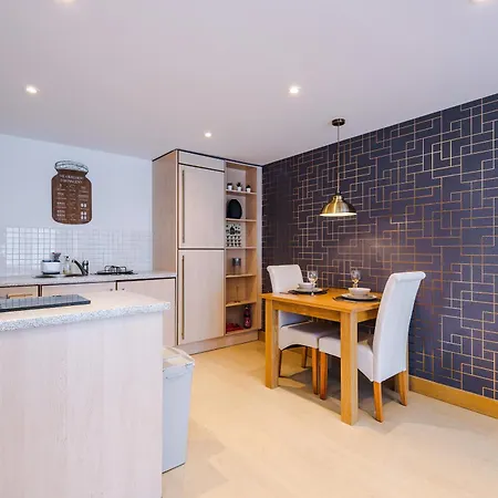 아파트 2br 2ba, Wi-fi, Kitchen, Sleeps 5 리즈