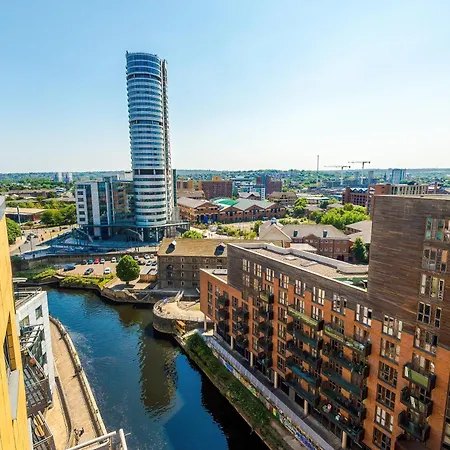 2br 2ba, Wi-fi, Kitchen, Sleeps 5 * 리즈