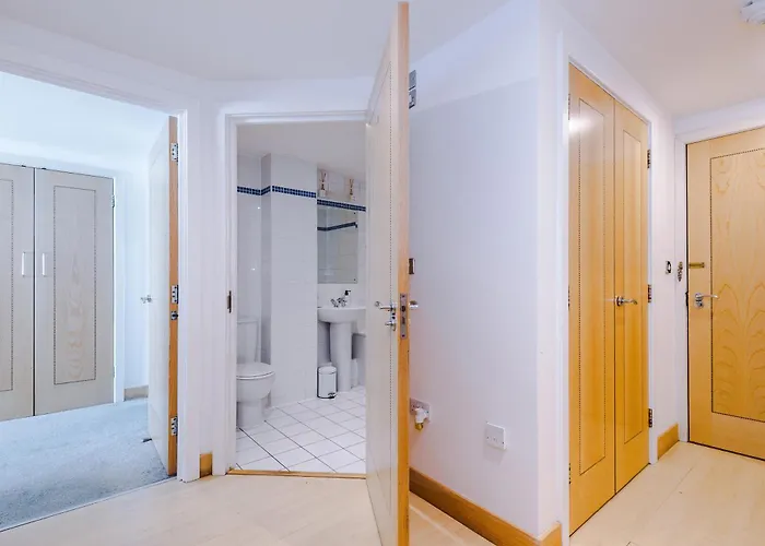 Apartment 2br 2ba, Wi-fi, Kitchen, Sleeps 5 *