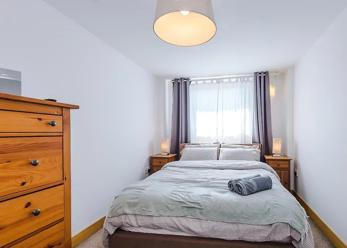 2br 2ba, Wi-fi, Kitchen, Sleeps 5 *