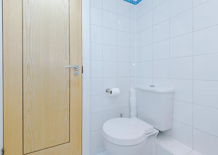 2br 2ba, Wi-fi, Kitchen, Sleeps 5 *