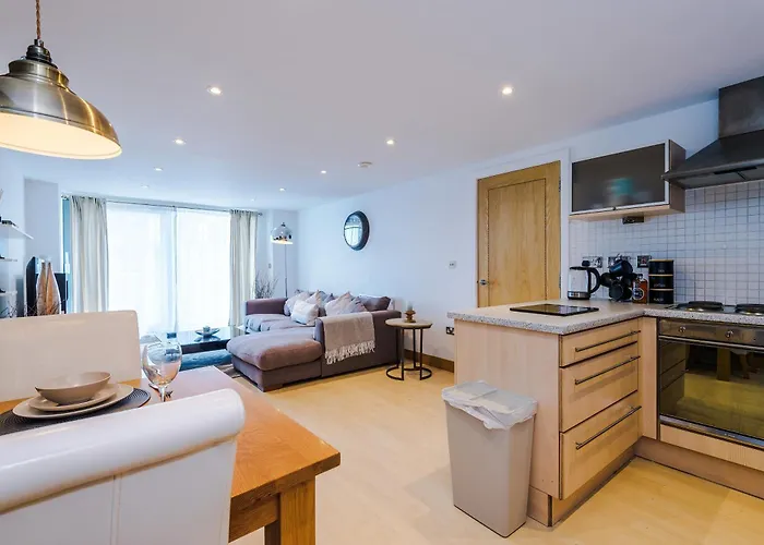 2br 2ba, Wi-fi, Kitchen, Sleeps 5 Apartment Leeds (West Yorkshire)