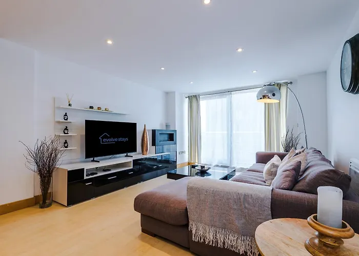 2br 2ba, Wi-fi, Kitchen, Sleeps 5 Leeds (West Yorkshire)