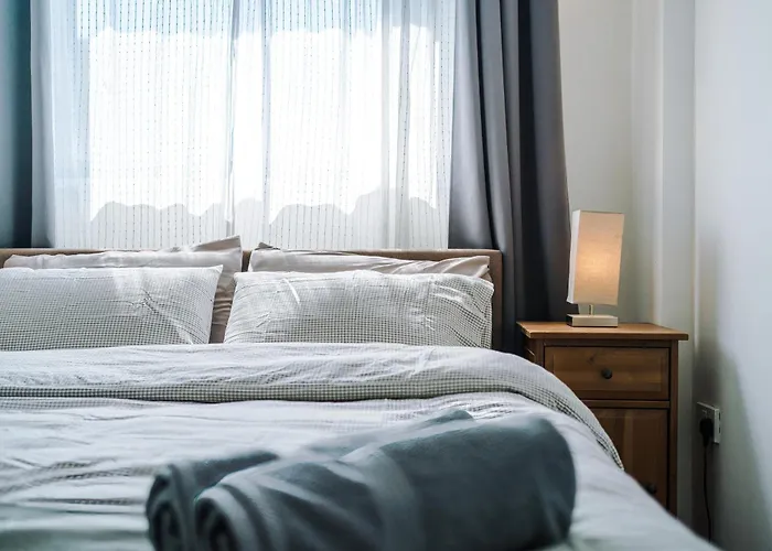 2br 2ba, Wi-fi, Kitchen, Sleeps 5 Apartment *