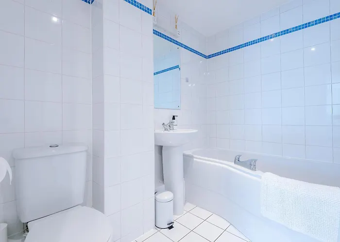 2br 2ba, Wi-fi, Kitchen, Sleeps 5 Apartment Leeds (West Yorkshire)