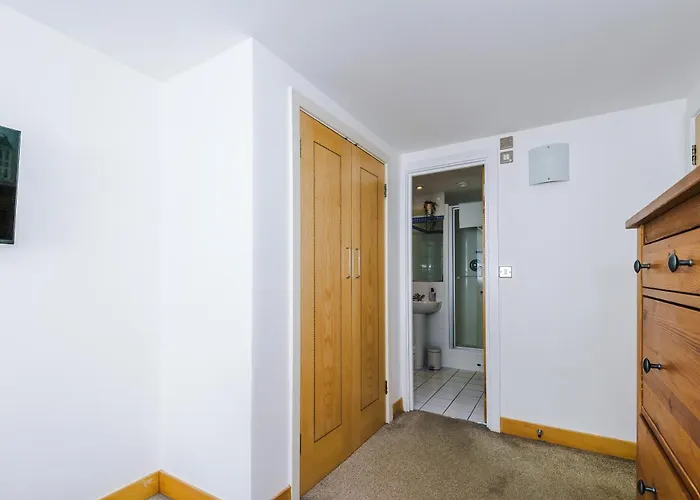 Apartment 2br 2ba, Wi-fi, Kitchen, Sleeps 5 *