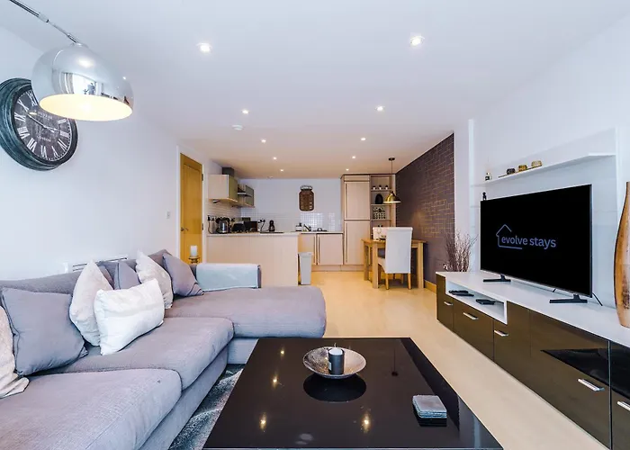 2br 2ba, Wi-fi, Kitchen, Sleeps 5 Apartment Leeds (West Yorkshire)