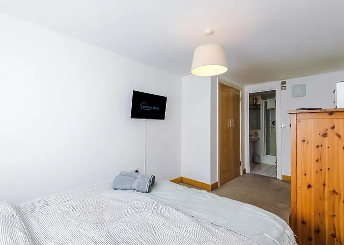 2br 2ba, Wi-fi, Kitchen, Sleeps 5 Apartment *