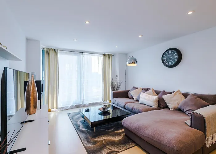 Apartment 2br 2ba, Wi-fi, Kitchen, Sleeps 5 *