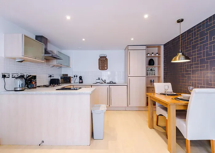 2br 2ba, Wi-fi, Kitchen, Sleeps 5 Apartment *