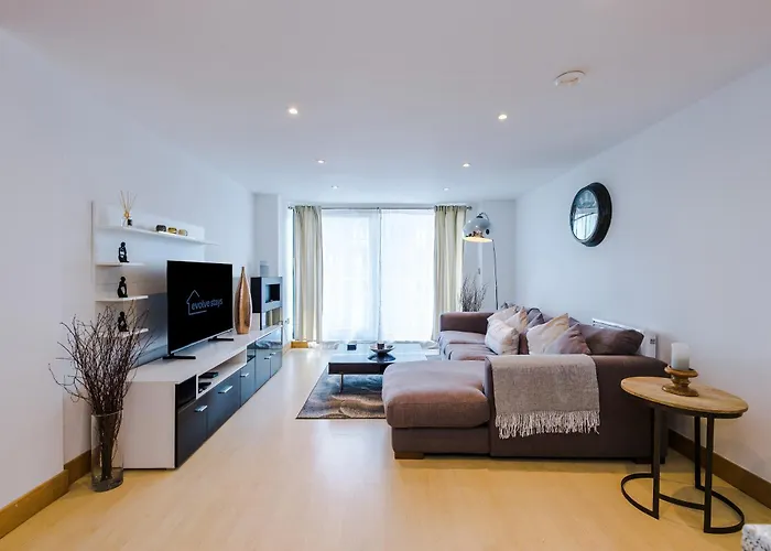 Apartment 2br 2ba, Wi-fi, Kitchen, Sleeps 5 *