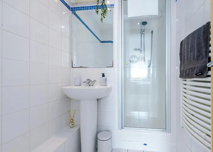 2br 2ba, Wi-fi, Kitchen, Sleeps 5 Leeds (West Yorkshire)