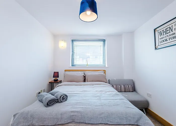 Apartment 2br 2ba, Wi-fi, Kitchen, Sleeps 5 *