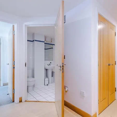 アパート 2br 2ba, Wi-fi, Kitchen, Sleeps 5 *