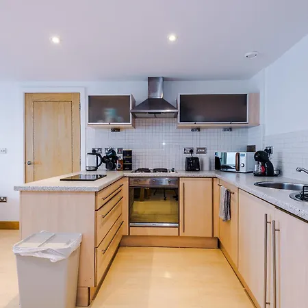 2br 2ba, Wi-fi, Kitchen, Sleeps 5 アパート リーズ