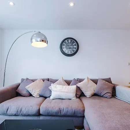 2br 2ba, Wi-fi, Kitchen, Sleeps 5 * リーズ