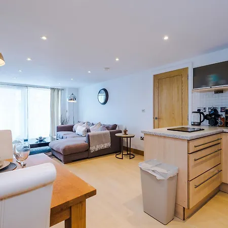 2br 2ba, Wi-fi, Kitchen, Sleeps 5 アパート リーズ