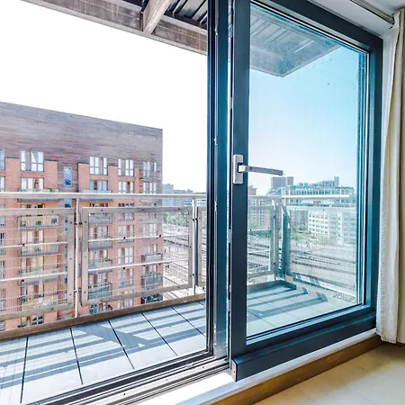 2br 2ba, Wi-fi, Kitchen, Sleeps 5 * リーズ