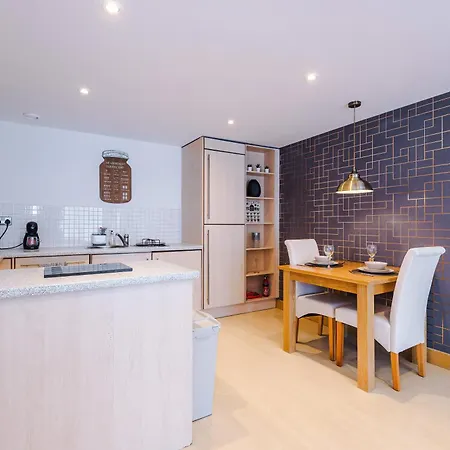 2br 2ba, Wi-fi, Kitchen, Sleeps 5 リーズ