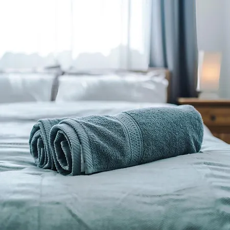 2br 2ba, Wi-fi, Kitchen, Sleeps 5 アパート リーズ