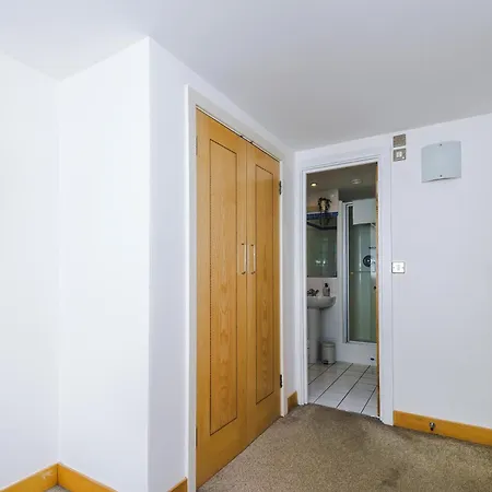 アパート 2br 2ba, Wi-fi, Kitchen, Sleeps 5 *