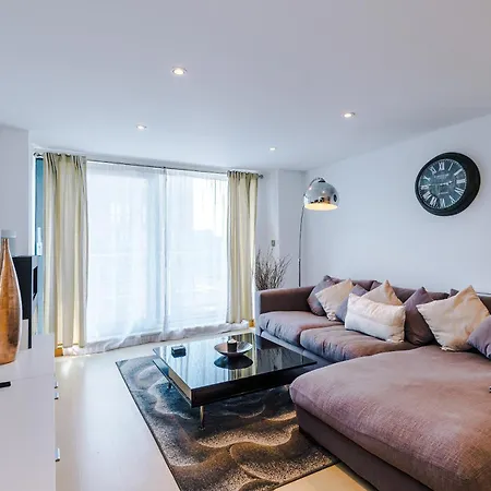 アパート 2br 2ba, Wi-fi, Kitchen, Sleeps 5 *