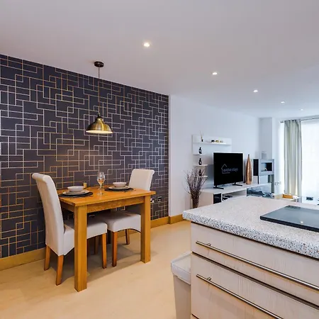 2br 2ba, Wi-fi, Kitchen, Sleeps 5 アパート