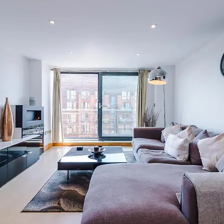 2br 2ba, Wi-fi, Kitchen, Sleeps 5 アパート リーズ
