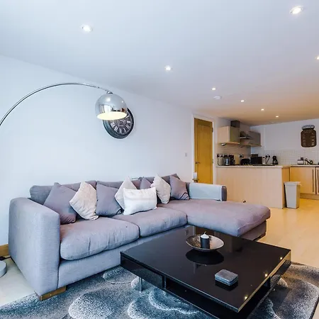 2br 2ba, Wi-fi, Kitchen, Sleeps 5 * リーズ