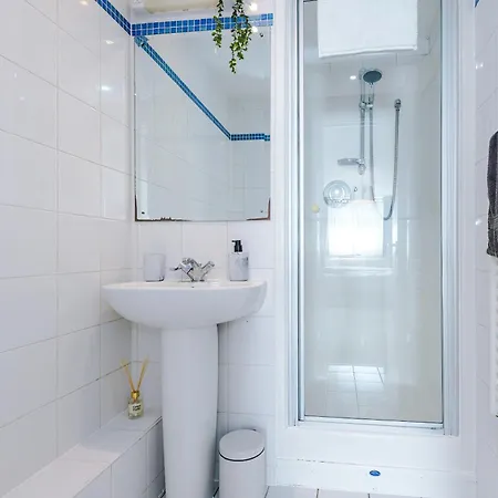 2br 2ba, Wi-fi, Kitchen, Sleeps 5 リーズ