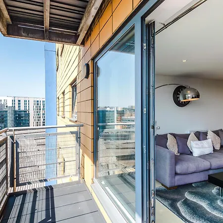 2br 2ba, Wi-fi, Kitchen, Sleeps 5 * リーズ