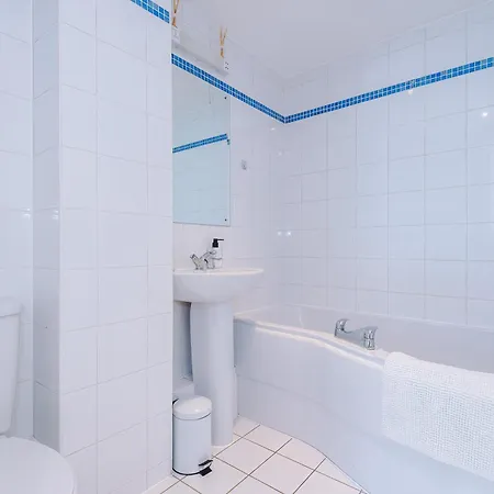 2br 2ba, Wi-fi, Kitchen, Sleeps 5 * リーズ