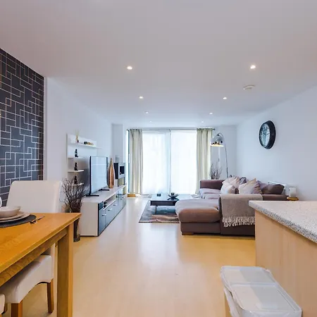 2br 2ba, Wi-fi, Kitchen, Sleeps 5 * リーズ
